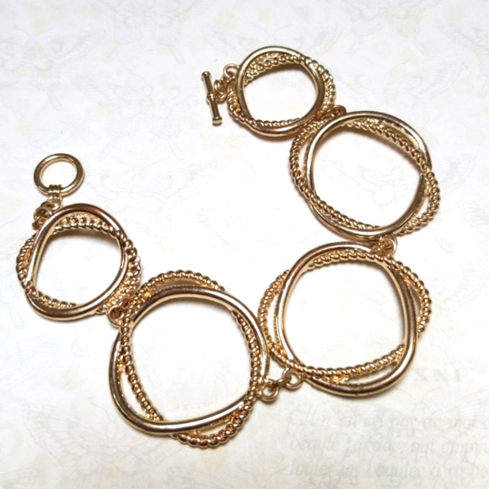 Vintage 1970s Goldtone Intertwined Circles Rope Design Toggle Clasp Bracelet - Picture 6 of 11